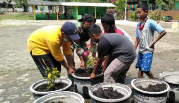Jaga Keindahan Dan Kebersihan, Satgas TMMD 110 Bojonegoro Bersama Guru Menata Pot Bunga